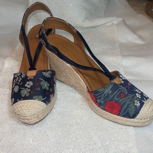 NWOT City Classified Floral Wedge espadrilles Size 9